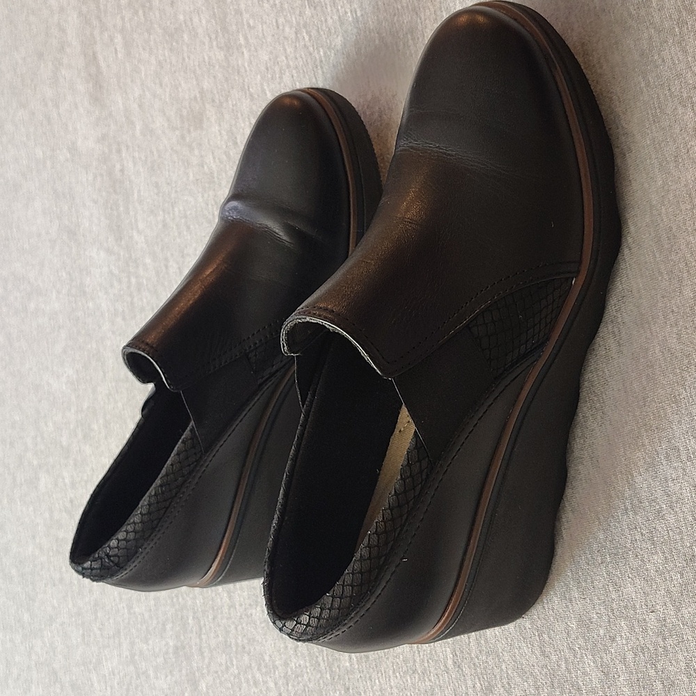 CLARKS  COLLECTION WOMENS SLIP-ON SHOE